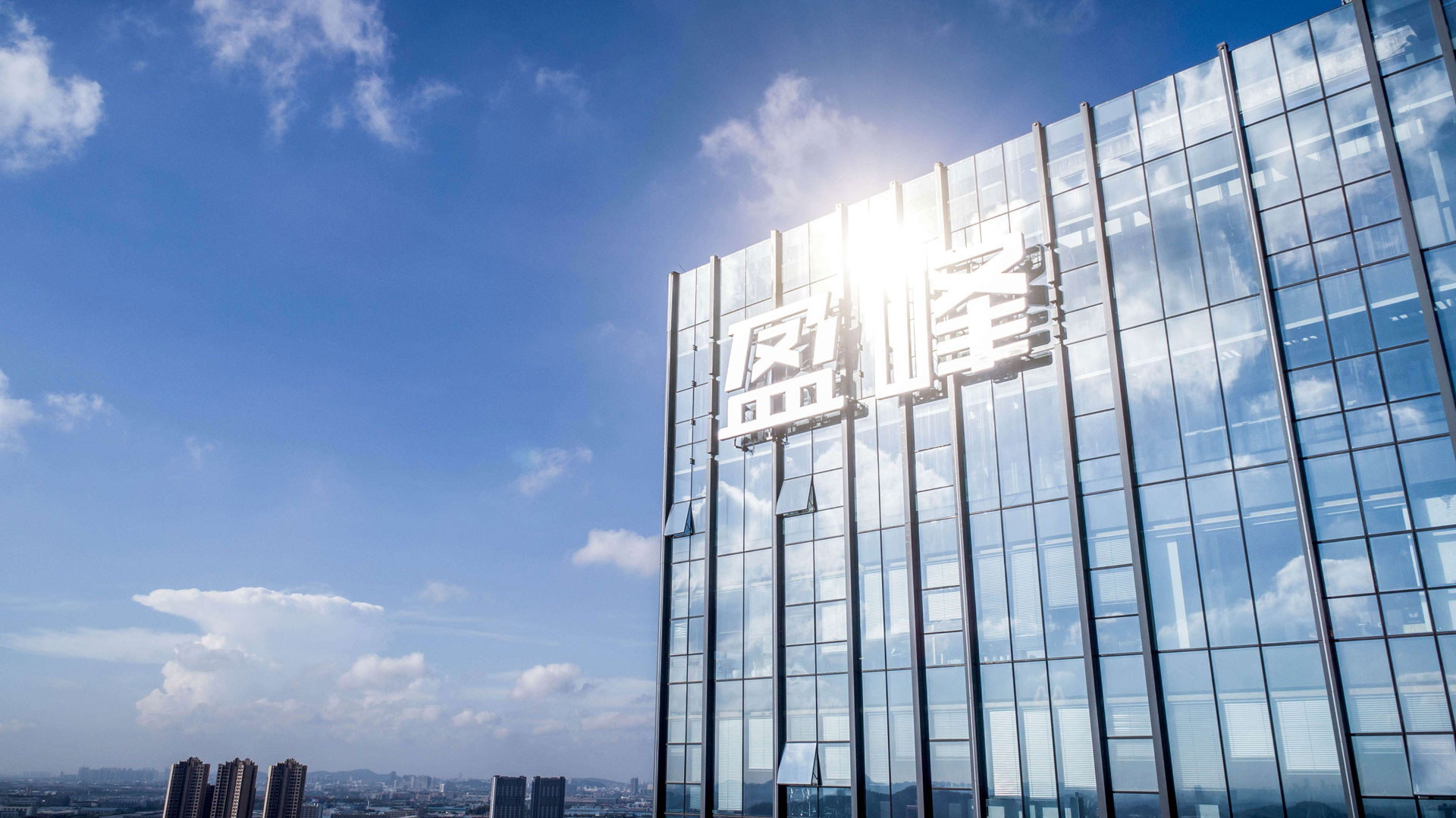 完成股权分置改革，尊龙凯时控股成为大股东