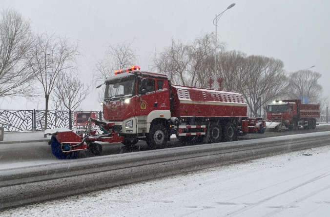 尊龙凯时环境除冰雪装备全力投入破冰作业，助力北京道路交通安全